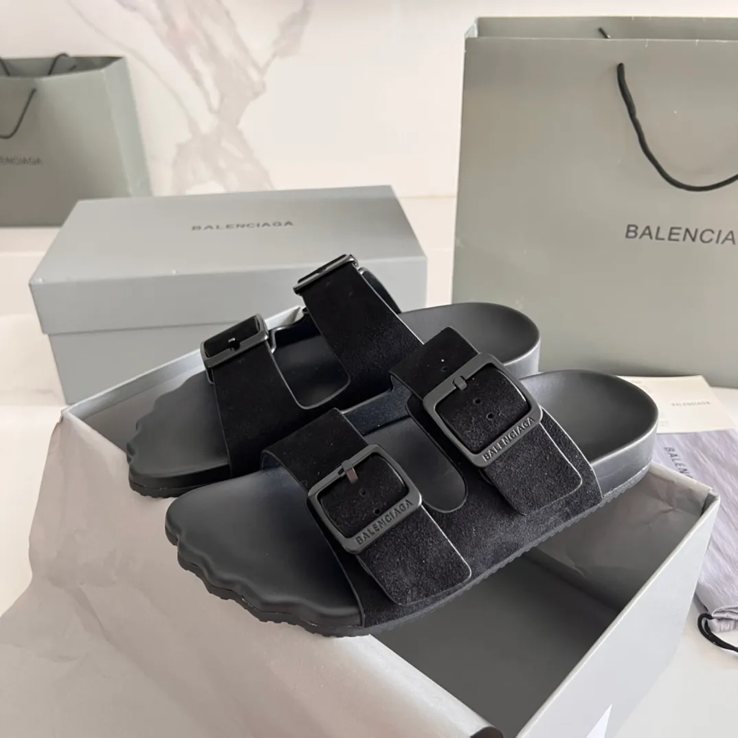 👟👟Ex-factory price 420👟👟 BALENCIAGA Balenciaga sunday mule Birkenstock series Balenciaga’s design style has always been obvious, dark, motorcycle, exaggerated and unusual. This pair of Birkenstocks worn by demna early in the morning are from the s👟👟factory price ring24 series. They have vague five fingers. They are cute and naive and very special. They take into account the concave shape and can also be worn daily. ▪Fabric: cowhide/suede ▪Inner: black cowhide ▪Wrapped leather platform/combination rubber outsole ▪Increased by 3cm ▪Adjust the loose pin buckle on the outside and embossed BALENCIAGA letters ▪Code number: 35-44 (women’s size 40, men’s size 45, customized)